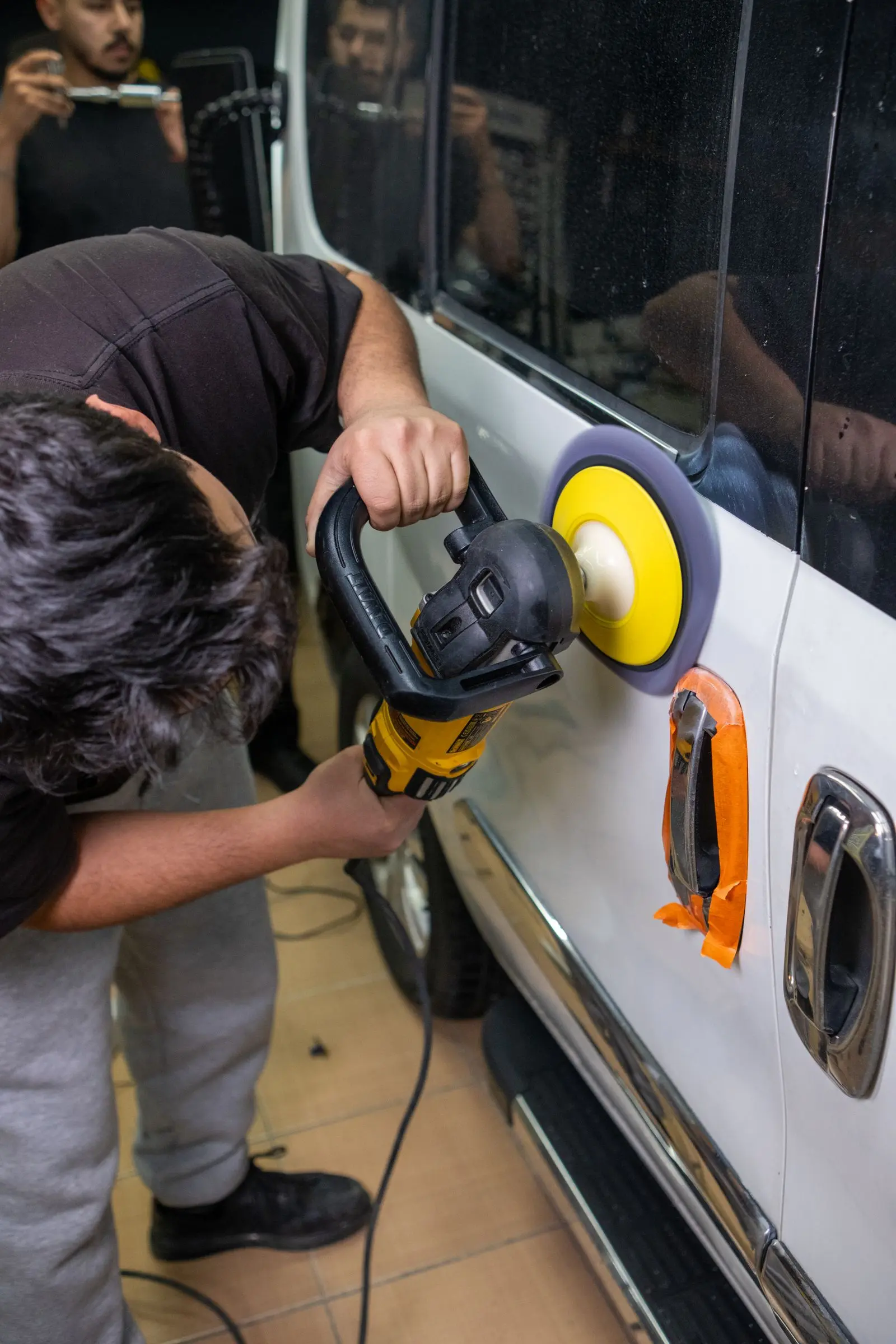 Pulido de la superficie de una puerta de automóvil